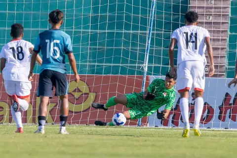 Penjaga gawang Singapura, Aizil Yazid, menyelamatkan penalti Anwar Al-Turaiqi. Namun, pemain Yemen lebih pantas menyambar bola muntah tersebut, yang kemudian disudahkan oleh Ebrahim untuk membuka tirai jaringan perlawanan.