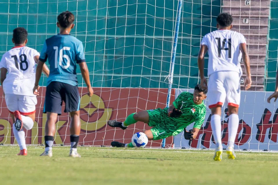 Penjaga gawang Singapura, Aizil Yazid, menyelamatkan penalti Anwar Al-Turaiqi. Namun, pemain Yemen lebih pantas menyambar bola muntah tersebut, yang kemudian disudahkan oleh Ebrahim untuk membuka tirai jaringan perlawanan.