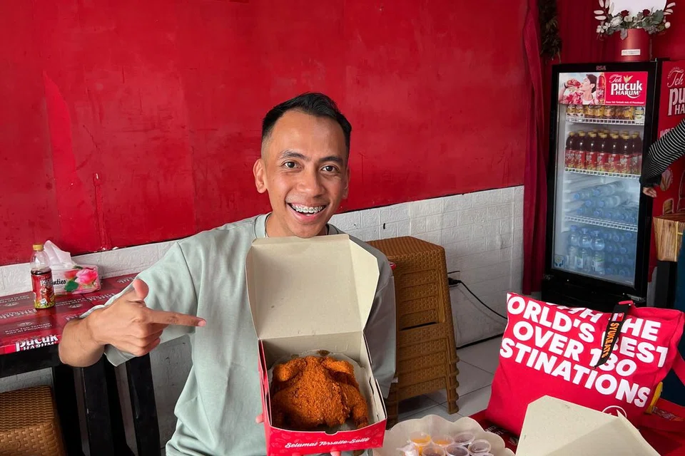 Encik Muhammad Syukri Azman atau lebih dikenali sebagai SyukEats di Instagram adalah antara pencipta kandungan makanan popular di Singapura. 