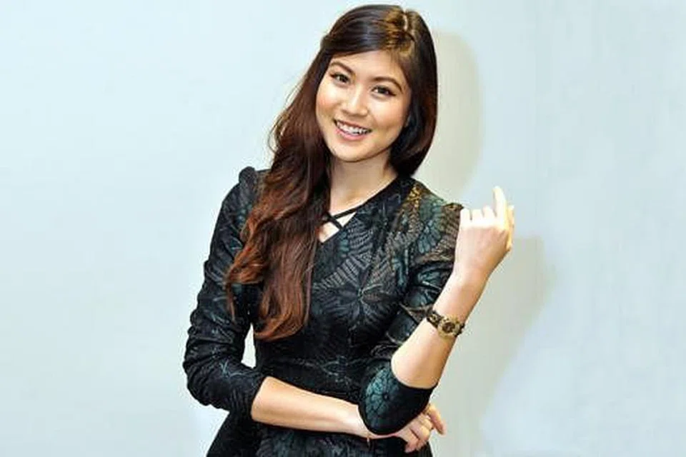 TERKEJUT DENGAN SAMBUTAN RAMAI: Elizabeth Tan yang namanya bermain di bibir ramai pencinta media sosial kini lebih menjaga penampilan dirinya di khalayak ramai selepas mula dikenali dek video viral 'Suasana Hari Raya' dan 'Selamat Hari Raya'. - Foto HBO ASIA