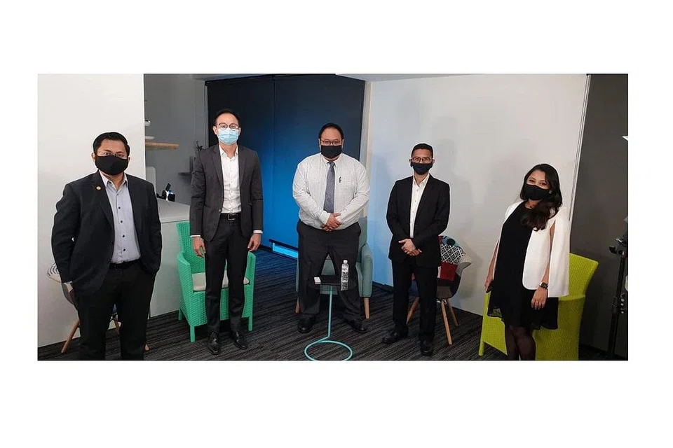 BINCANG ISU PENDIGITALAN: Panelist webinar AMP (dari kiri) Pengarah Eksekutif DPPMS, Encik Azrulnizam Shah; Pengarah Pusat Lee Kuan Yew bagi Bandar Inovatif, Universiti Teknologi dan Rekaan Singapura (SUTD), Encik Poon King Wang; moderator Dr Johannis Auri; Pengasas dan Ketua Pegawai Eksekutif VersaFleet, Encik Shamir Rahim; dan Pengarah Urusan Asia, General Assembly, Cik Aziza Sheerin telah membincangkan pentingnya perniagaan dan pekerja mendakap transformasi digital. - Foto AMP