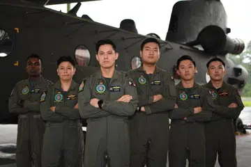 Kru udara Penerbangan Lintas Hormat Bendera Negara (SFF) NDP 2026, terdiri daripada (dari kiri) Pakar Tentera 2 (ME2) Premraj S/O Royston, Pakar Tentera 2 (Sukarelawan) (ME2(VOL)) Yvonne Ang Li Na, Leftenan Kolonel (LTC) Cai Weijun, Leftenan (LTA) Ling Wei Heng, Pegawai Waran Ketiga (3WO) Kenny Ng Zi Liang dan Leftanan (LTA) Tan Yao Bin.