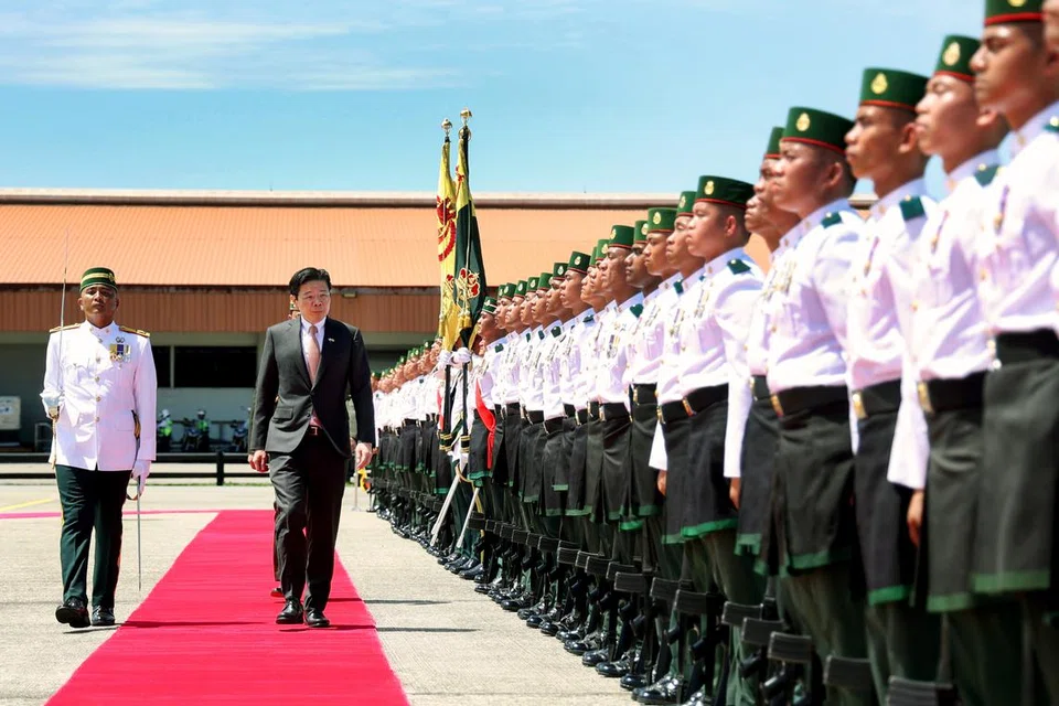 Ketibaan Perdana Menteri Lawrence Wong dan delegasi Singapura disambut dalam satu majlis di Lapangan Terbang Antarabangsa Brunei pagi 11 Jun.
