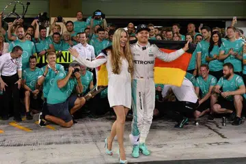 Nico Rosberg merai kemenangannya sebagai juara dunia Dormula Satu bersama isterinya, Vivian Sibold, dan ahli pasukannya di akhir Grand Prix Abu Dhabi di Litar Yas Marina pada 27 Nov 2016. 