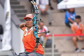 BERIKAN FOKUS: Srikandi memanah para Singapura, Nur Syahidah Alim, memberikan tumpuan yang sepenuhnya dalam pusingan akhir kompaun individu wanita di APG 2017 di Kuala Lumpur untuk merangkul pingat emas bagi Singapura. - Foto SPORT SINGAPORE