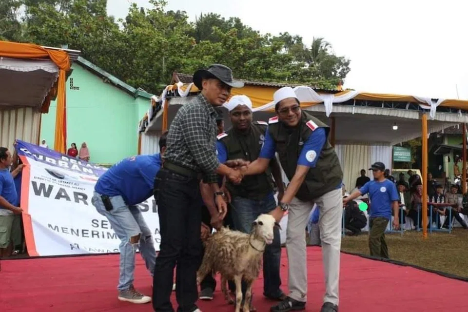 Pengasas Attawasol Insaniy, Ustaz Dr Leyaket Ali (kanan), pada Majlis Penyerahan Kambing secara rasmi kepada Gobenor Gunung Kidul, H. Sunaryanta (kiri, bertopi) untuk dimulakan acara pada tahun 2023 di Indonesia. 