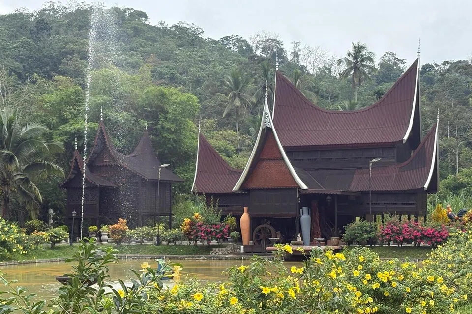 Lokasi Rumah Gadang Budi ini agak jauh dari pekan Jelebu, namun anda pasti tidak menyesal dapat melihat keunikan seni bina asli Minangkabau berusia ratusan tahun ini.