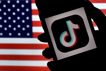 LARANGAN DIBATALKAN: Hakim Daerah, Encik Carl Nichols, mengeluarkan perintah sementara atas permintaan TikTok, yang disifatkan Rumah Putih sebagai ancaman keselamatan nasional dan menuduh firma induk China itu terikat dengan pemerintah Beijing. - Foto AFP