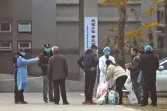 LANGKAH PENCEGAHAN: Pakar kesihatan serta pegawai keselamatan China memberi amaran kepada keluarga golongan pesakit agar mereka tidak berada terlalu dekat dengan Hospital Jinyintan di wilayah Hubei di Wuhan. Ini penting kerana ia akan memastikan pesakit pneumonia yang turut menghidapi koronavirus itu dapat dirawat dengan segera. - Foto REUTERS
