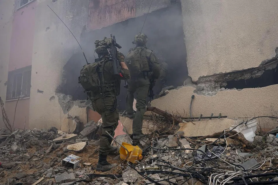 Tentera Israel melakukan operasi di bandar Khan Younis, selatan Gaza, di tengah-tengah pertempuran antara Israel dengan kumpulan Hamas yang masih berterusan.
