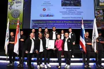 PropNex mengumumkan agensi hartanah itu telah meluaskan jenamanya ke pasaran Thailand semasa Konvensyen Tahunan PropNex pada 13 Mac. Barisan hadapan dalam gambar ialah (dari kiri) ketua eksekutif utama PropNex, Encik Lim Yong Hock; pengerusi eksekutif dan CEO PropNex, Encik Ismail Gafoor; CEO PropNex Thailand, Cik Lynette Ping; Menteri Negara (Perdagangan dan Perusahaan), Cik Low Yen Ling; dan pengarah eksekutif dan timbalan CEO, Encik Kelvin Fong.
