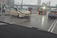 Kereta yang terlibat dalam kemalangan di Koswe pada petang 12 Januari menyebabkan seorang pejalan kaki warga Malaysia cedera parah. Penumpang kereta pula cedera pada lengan kirinya.