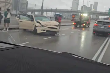 Kereta yang terlibat dalam kemalangan di Koswe pada petang 12 Januari menyebabkan seorang pejalan kaki warga Malaysia cedera parah. Penumpang kereta pula cedera pada lengan kirinya.