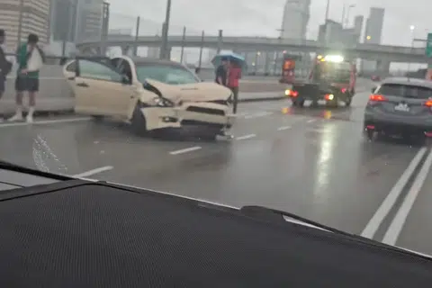 Kereta yang terlibat dalam kemalangan di Koswe pada petang 12 Januari menyebabkan seorang pejalan kaki warga Malaysia cedera parah. Penumpang kereta pula cedera pada lengan kirinya.
