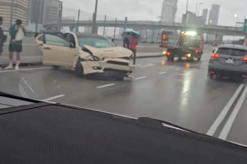 Kereta yang terlibat dalam kemalangan di Koswe pada petang 12 Januari menyebabkan seorang pejalan kaki warga Malaysia cedera parah. Penumpang kereta pula cedera pada lengan kirinya.