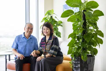 Encik Soh Kah Heng bersama isteri. Beliau berjaya mengesan barah perut pada peringkat awal hasil amalan saringan berkala. Kisah beliau membuktikan bahawa kesedaran dan pemeriksaan secara tekal amat penting dalam mencegah penyakit serius daripada menjadi lebih parah.