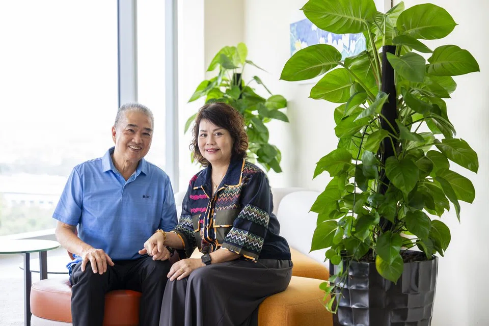 Encik Soh Kah Heng bersama isteri. Beliau berjaya mengesan barah perut pada peringkat awal hasil amalan saringan berkala. Kisah beliau membuktikan bahawa kesedaran dan pemeriksaan secara tekal amat penting dalam mencegah penyakit serius daripada menjadi lebih parah.
