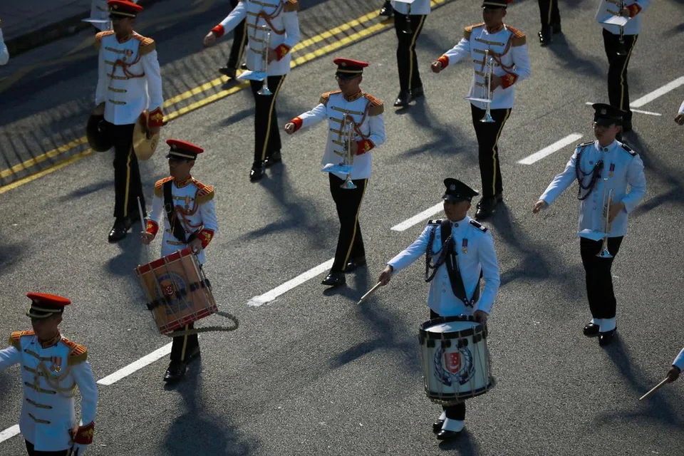 PANCARAGAM: Pancaragam Angkatan Bersenjata Singapura (SAF) dan  Pasukan Polis Singapura (SPF) bergerak keluar dari Padang selepas segmen Upacara dan Perbarisan.