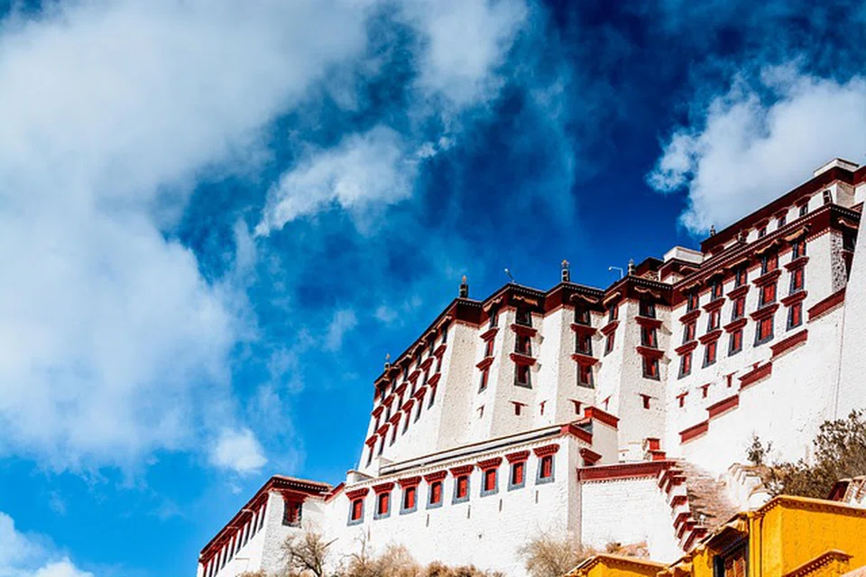 ISTANA POTALA: Kini lebih berfungsi sebagai muzium khazanah Tibet.