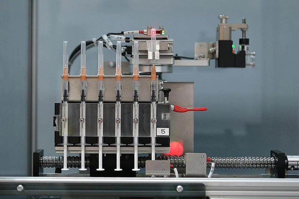 MUDAHKAN TUGAS: Mesin yang dikenali sebagai Sistem Dispenser Inokulasi Vaksin Automatik (Avid) kini boleh isi picagari suntikan vaksin Covid-19 secara automatik. - Foto BH oleh NG SOR LUAN