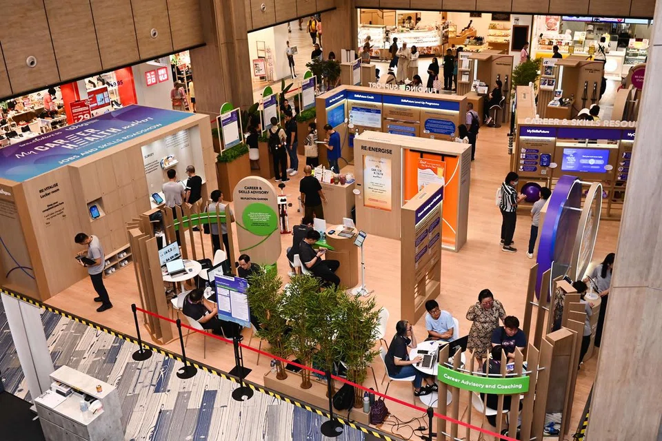 Pencari kerja kini boleh mendaftar untuk Skim Bantuan Pencari Kerja SkillsFuture dan mengumpul sebanyak 10 mata setiap bulan, untuk mendapat bayaran yang dikira berdasarkan mata yang dikumpul.  