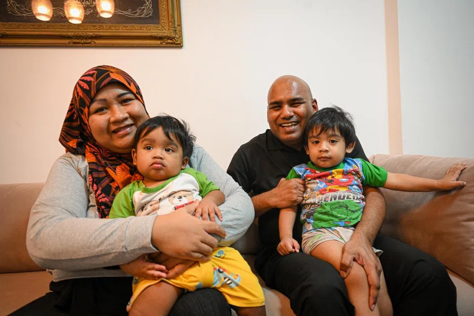 BANTU JAGA ANAK: Meski buta, Encik Mohamed Rahamatulla Ibrahim Sahib memainkan peranan aktif dalam penjagaan dua anaknya – Mohamed Shameer (atas pangkuan bapanya) dan Mohamed Rayan – supaya dapat memberi sokongan kepada isterinya, Cik Shamsiah Osman, seperti memandikan anak, menukarkan lampin dan membuatkan susu untuk si kecil.