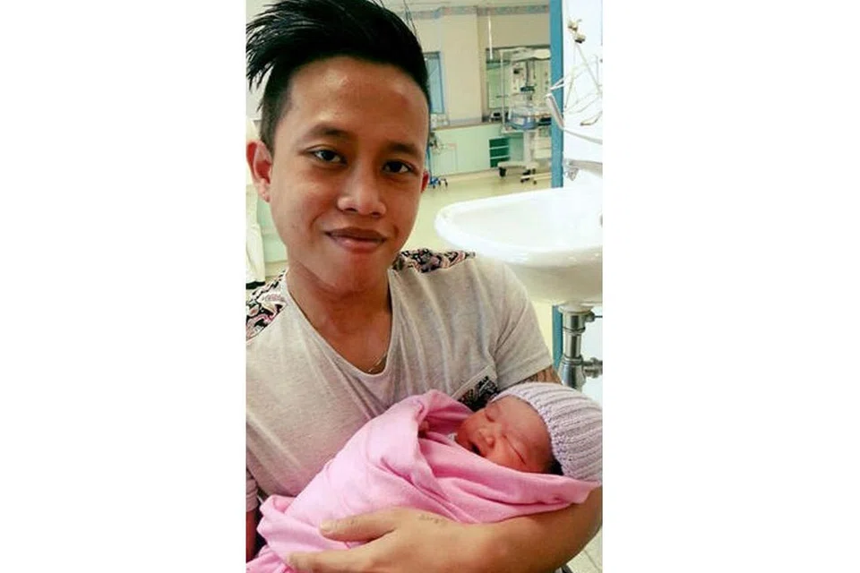 BAHAGIA KETIKA ANAK DILAHIRKAN: Encik Shiddiq tampak bahagia ketika mendakap Reyhana Qailah yang baru dilahirkan pada 28 Jun 2015. - Foto FACEBOOK LOCCA LOCCA