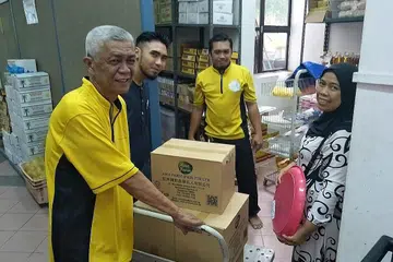 SENTIASA BERBAKTI: (Dari kiri) Noja Masjid, Encik Rozainoor; bekas pegawai pembangunan sosial, Encik Danial; Ustaz Nassharudin dan Muslimah masjid, Cik Dewi, sewaktu Ramadan 2018 menyediakan iftar untuk jemaah di dewan serbaguna Masjid Al-Amin sebelum berlakunya pandemik. Foto-foto MASJID AL-AMIN HARAP SOKONGAN SEMUA: Ustaz Nassharudin (gambar) harap sokongan umat Islam dalam mengumpul dana peningkatan Masjid Al-Amin.