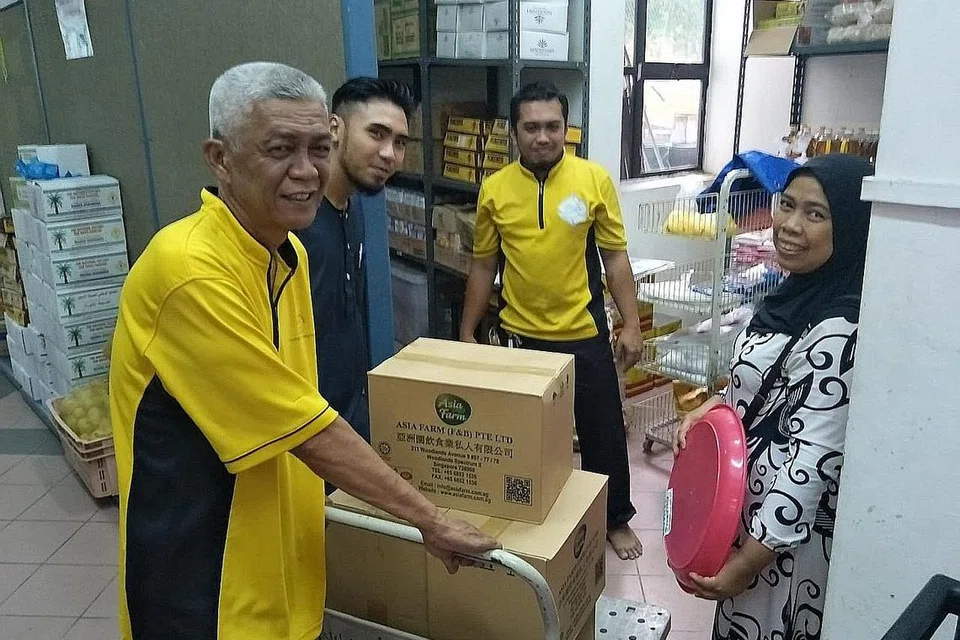 SENTIASA BERBAKTI: (Dari kiri) Noja Masjid, Encik Rozainoor; bekas pegawai pembangunan sosial, Encik Danial; Ustaz Nassharudin dan Muslimah masjid, Cik Dewi, sewaktu Ramadan 2018 menyediakan iftar untuk jemaah di dewan serbaguna Masjid Al-Amin sebelum berlakunya pandemik. Foto-foto MASJID AL-AMIN HARAP SOKONGAN SEMUA: Ustaz Nassharudin (gambar) harap sokongan umat Islam dalam mengumpul dana peningkatan Masjid Al-Amin.