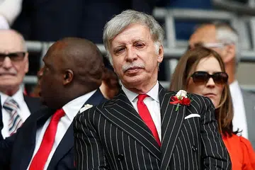 PEMILIK TUNGGAL: Jutawan sukan dari Amerika Syarikat, Stan Kroenke, kini memiliki sepenuhnya saham kelab bola sepak Arsenal selepas pemegang saham minoriti, Alisher Usmanov, menerima tawaran bernilai £550 juta ($712 juta) untuk menjual sahamnya kepada beliau. - Foto AFP