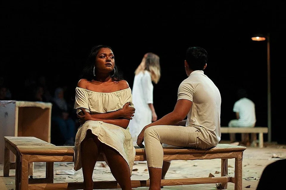 PAPARAN KEHIDUPAN: Pementasan 'Anak Melayu' memaparkan sekumpulan remaja yang rasa terpinggir dan dahagakan perhatian di tengah-tengah masyarakat yang mengejar kemajuan. - Foto TEATER KAMI