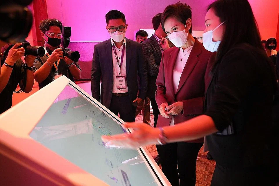 TINJAU TEKNOLOGI: Cik Josephine Teo menyaksikan demonstrasi platform SGTraDex di hari kedua acara Asia Tech x Singapore (ATxSG) di hotel Ritz-Carlton, Millennia semalam. - Foto BH oleh ONG WEE JIN