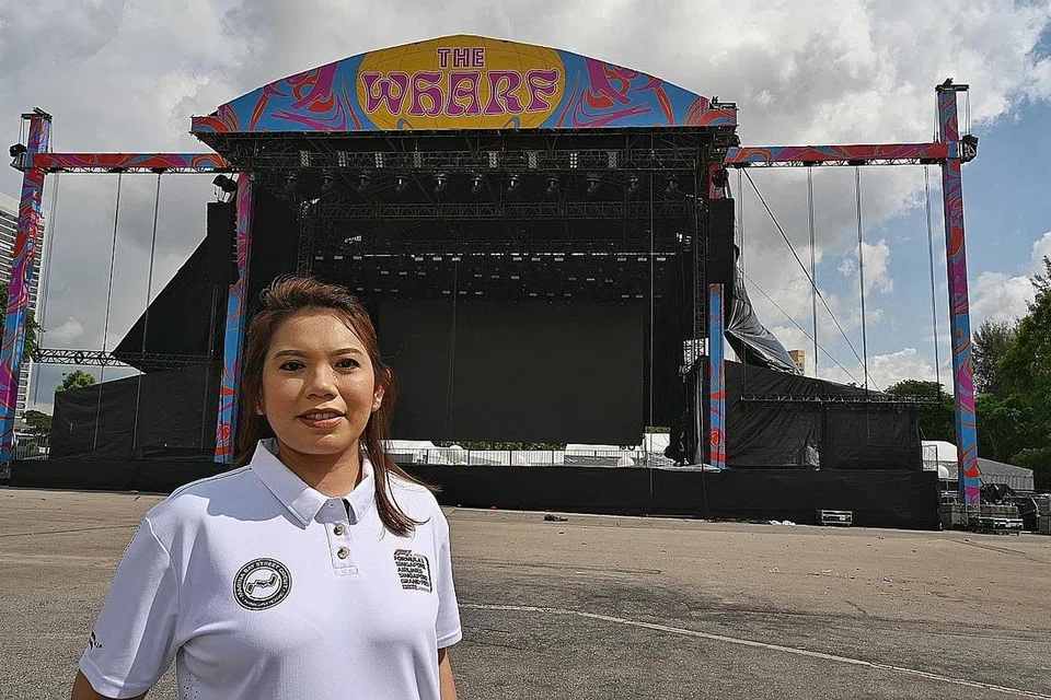 PERSEDIAAN MENGAMBIL BERBULAN: Cik Juwaini bertanggungjawab merancang keseluruhan koleksi barangan yang dijual kepada peminat bagi setiap edisi perlumbaan Grand Prix Singapura. - Foto BM oleh KHALID BABA 