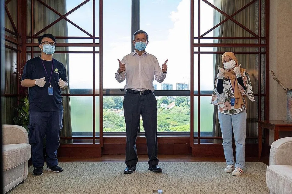 RAKAM KISAH MENTERI: Menteri Ehwal Luar, Dr Vivian Balakrishnan (tengah), bersama Cik A'lima Roslan dan Encik Tan Wei Lun (kiri) selepas sesi rakaman mereka. - Foto ihsan A'LIMA ROSLAN