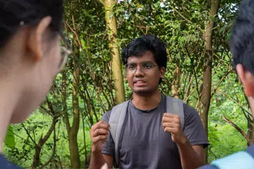 SAMPAIKAN ILMU: Encik Muhammad Nasry Abdul Nasir kerap menganjurkan acara teroka alam semula jadi atau ‘nature walks’ untuk orang ramai bagi memperkenalkan mereka kepada kehidupan yang terdapat di sekitar alam semula jadi di Singapura.