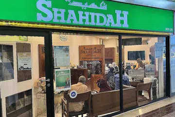 MANFAATKAN PELUANG: Pejabat Shahidah Travel & Tours dipenuhi orang yang datang sama ada untuk membuat pertanyaan atau menempah tempat bagi menunaikan haji selepas mendapat peluang disebabkan kuota haji tambahan yang diberi kepada Singapura. - Foto BH oleh HAKIM YUSOF
