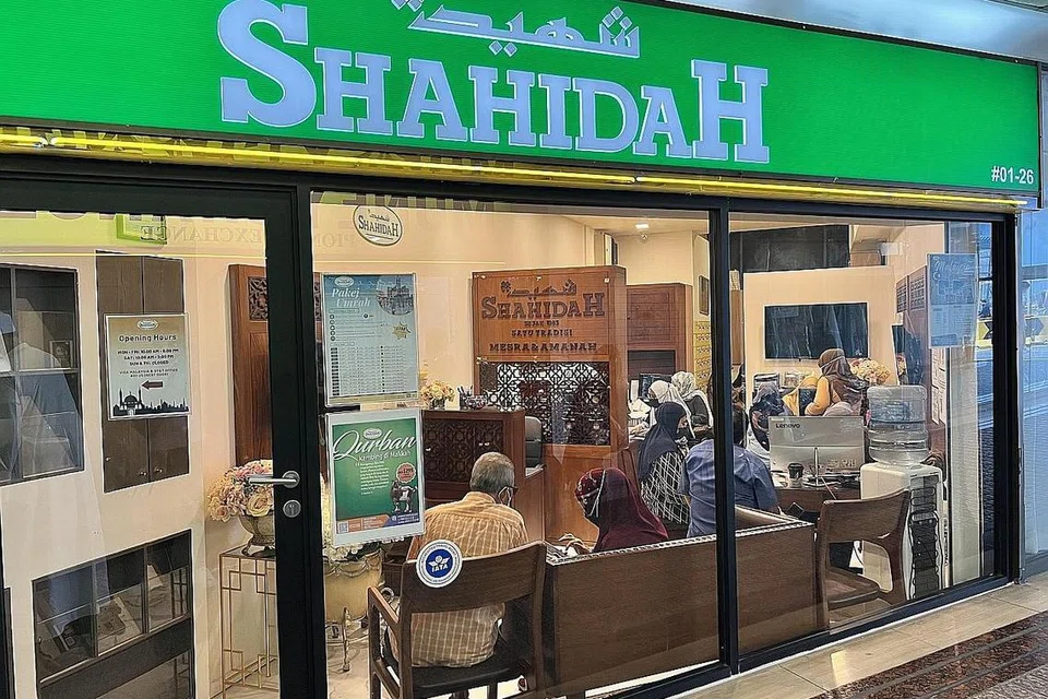 MANFAATKAN PELUANG: Pejabat Shahidah Travel & Tours dipenuhi orang yang datang sama ada untuk membuat pertanyaan atau menempah tempat bagi menunaikan haji selepas mendapat peluang disebabkan kuota haji tambahan yang diberi kepada Singapura. - Foto BH oleh HAKIM YUSOF
