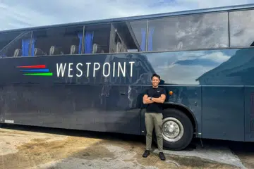 UBAH TANGGAPAN: Pengarah Westpoint Transit Pte Ltd, Encik Lionel Lee, menawarkan gaji kasar bulanan $5,000 yang diharap dapat menggalak lebih ramai golongan muda menjadi pemandu bas.