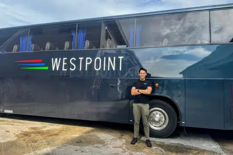 UBAH TANGGAPAN: Pengarah Westpoint Transit Pte Ltd, Encik Lionel Lee, menawarkan gaji kasar bulanan $5,000 yang diharap dapat menggalak lebih ramai golongan muda menjadi pemandu bas.