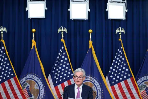 BUAT KEPUTUSAN: Pengerusi Fed, Encik Jerome Powell, berkata jawatankuasa penetapan kadar Fed mengundi untuk mengekalkan kadar pinjaman penanda arasnya antara 5 peratus dengan 5.25 peratus. 
