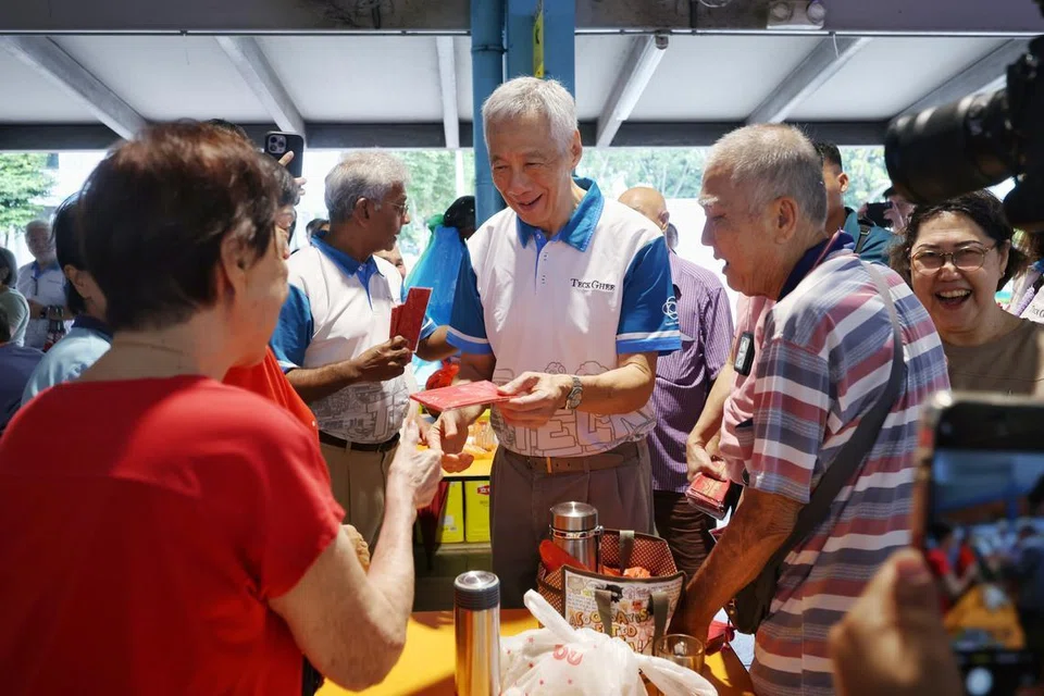 Menteri Kanan, Encik Lee Hsien Loong (tiga dari kanan), mengagihkan hongbao mengandungi $150 kepada sekitar 500 penduduk warga emas Teck Ghee dari keluarga berpendapatan rendah dalam satu acara sambutan sempena musim perayaan Tahun Baru Cina pada 12 Januari.