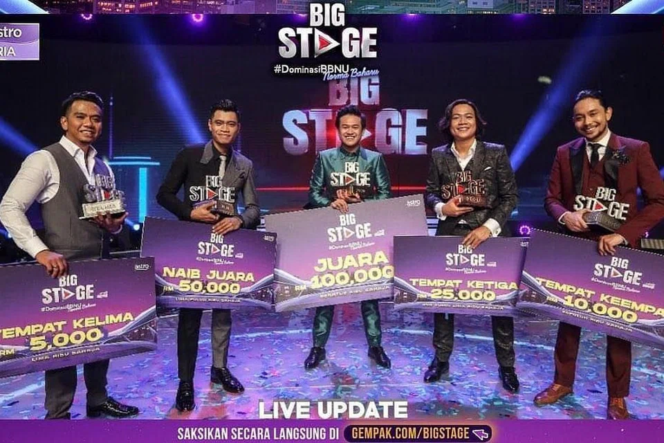 KEJAYAAN YANG DIJANGKA PENONTON: Penyanyi muda, Azzam Sham (tengah) yang berbekalkan vokal lunak dan persembahan konsisten saban minggu menjuarai peraduan realiti Big Stage 3. Bersamanya adalah (dari kiri) pemenang kelima Fadh Majid, naib juara Usop, pemenang ketiga, Qody Rany dan pemenang keempat, Dinie Rashid. - Foto ASTRO GEMPAK