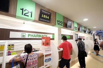 KEMUDAHAN PENJAGAAN KESIHATAN: Pesakit mengambil ubat di farmasi Poliklinik Marine Parade. Kementerian Kesihatan akan membuka lebih banyak poliklinik dan menubuhkan lebih banyak rangkaian penjagaan asas demi manfaat rakyat. - Foto fail