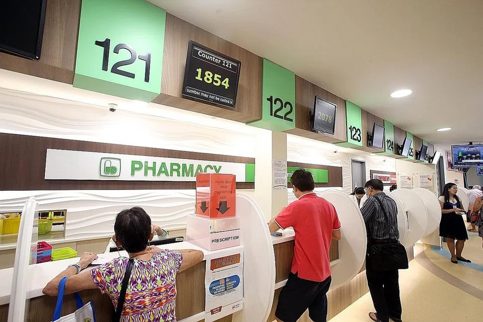 KEMUDAHAN PENJAGAAN KESIHATAN: Pesakit mengambil ubat di farmasi Poliklinik Marine Parade. Kementerian Kesihatan akan membuka lebih banyak poliklinik dan menubuhkan lebih banyak rangkaian penjagaan asas demi manfaat rakyat. - Foto fail
