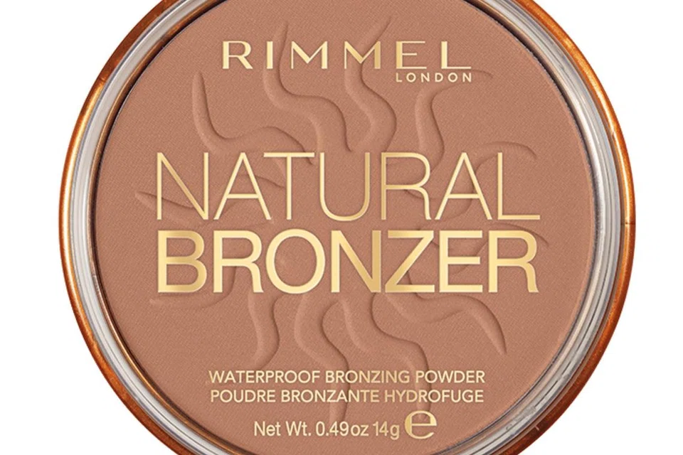 Rimmel Natural Bronzer ($15.90), memberikan kesan penampilan ‘sun-kissed’ atau sawo matang tanpa rona jingga berlebihan, sesuai untuk menyerlahkan ciri-ciri wajah.