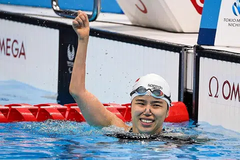 KEMPEN SEMPURNA: Yip Pin Xiu meraikan kemenangan pingat emasnya dalam acara final kuak lentang 50 meter S2 wanita di Pusat Akuatik Tokyo petang semalam. - Foto AFP