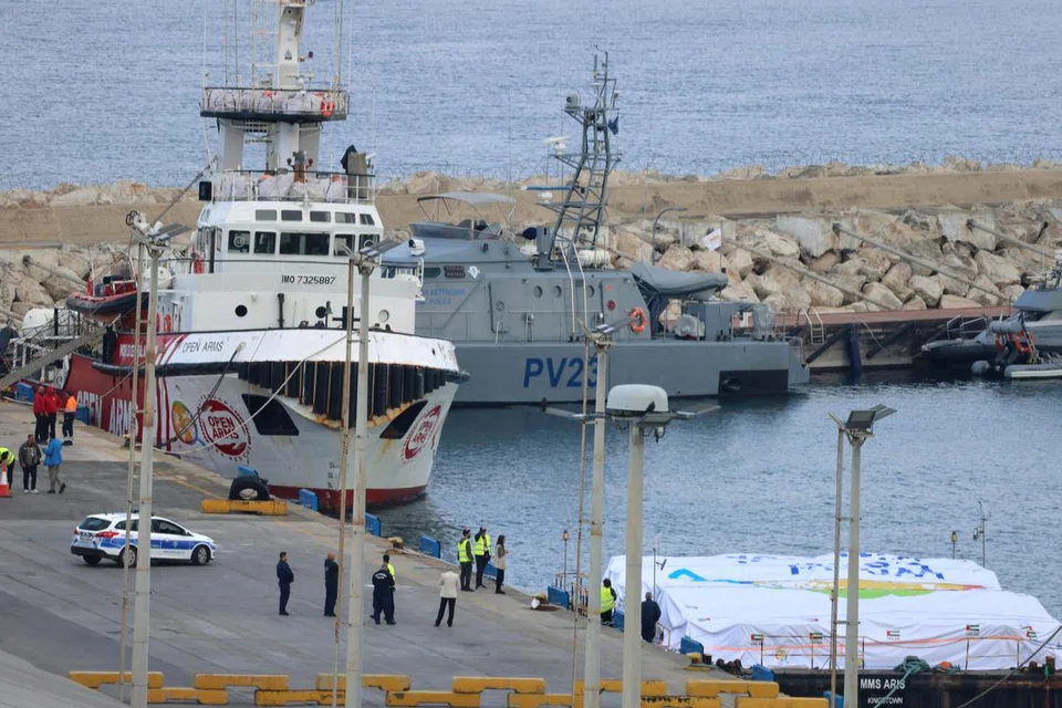 Kerja-kerja memunggah bantuan makanan ke dalam tongkang untuk dihantar ke Gaza, telah selesai dijalankan di pelabuhan Larnaca, Cyprus.