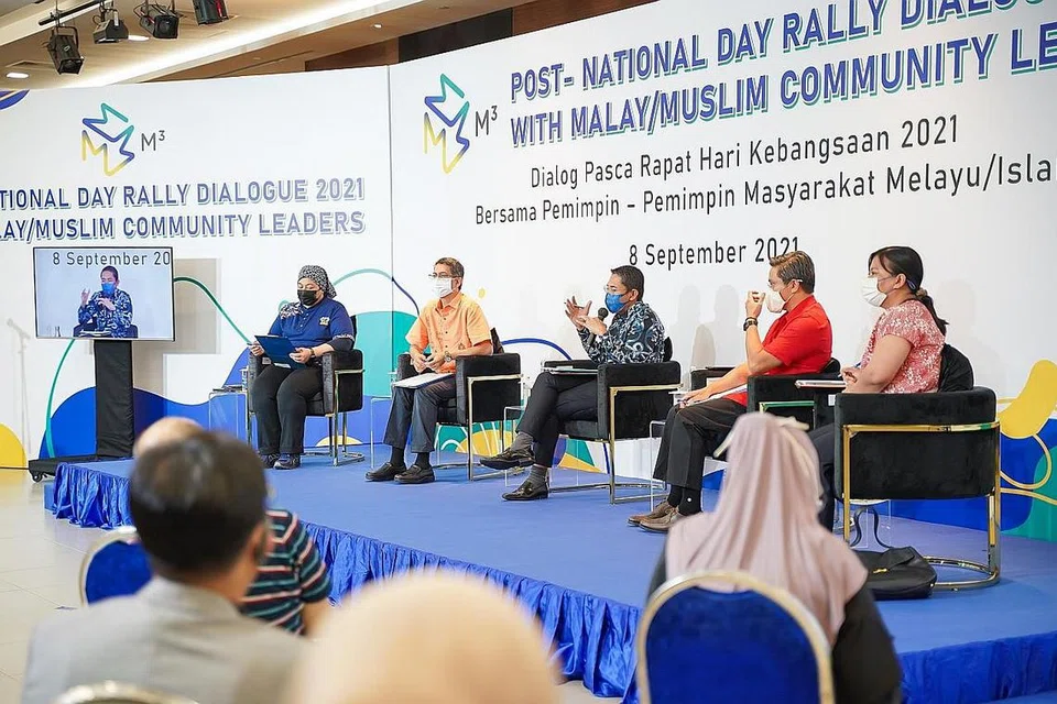 BINCANG BERSAMA: (Dari kiri) Moderator, pengerusi Mesra, Cik Amatul Jameel Suhani Sujari, dan panelis - Profesor Madya Muhammad Faishal Ibrahim, Dr Mohamad Maliki Osman, Encik Saktiandi Supaat dan Cik Mariam Jaafar - di dialog malam kelmarin. - Foto MESRA