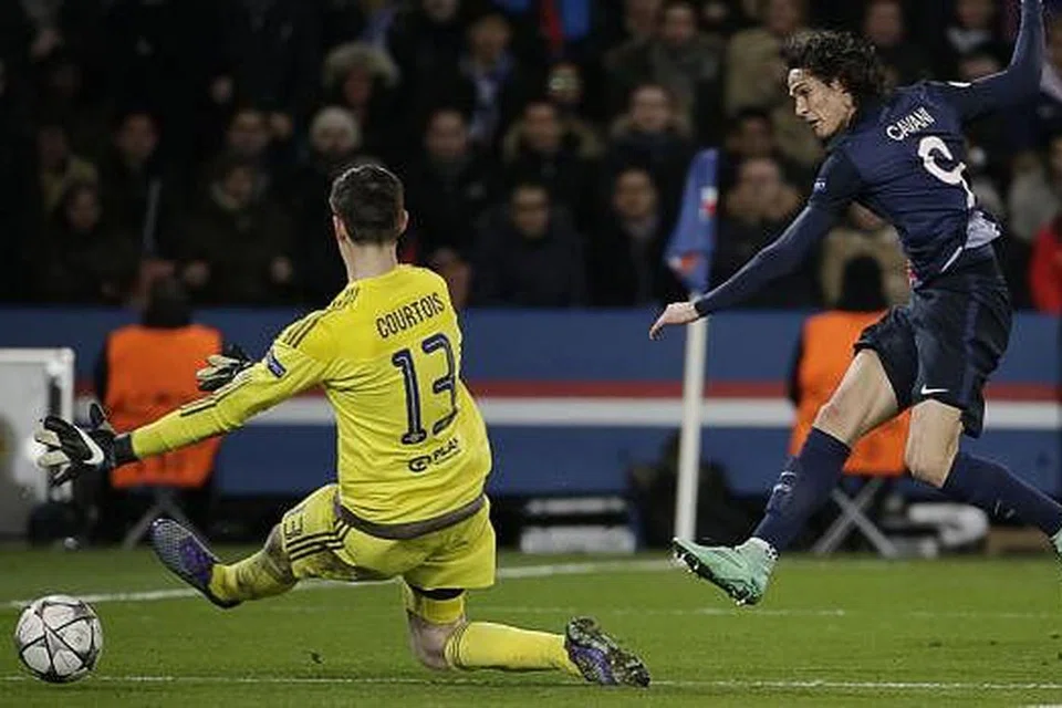 Penyerang Uruguay Paris Saint-Germain, Edinson Cavani (kanan), menewaskan penjaga gawang Chelsea dari Belgium, Thibaut Courtois, dalam kemenangan 2-1 PSG ke atas Chelsea di stadium Parc des Princes stadium di Paris pada Selasa (16 Feb). Gambar AFP