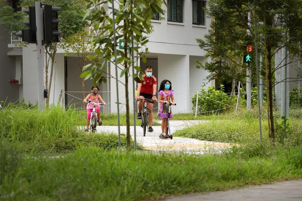 TINGGAL DI FLAT HDB: Sejumlah 3.04 juta penduduk di Singapura - atau sekitar 76 peratus penduduk di sini - tinggal di flat HDB pada 2018, berbanding 3.06 juta pada 2013 dalam Tinjauan Sampel Isi Rumah (SHS) 2018 HDB yang diadakan setiap lima tahun . - Foto BH oleh ALPHONSUS CHERN